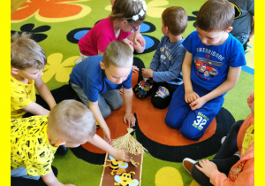 Dzieci z Sówek biorą udział w zabawach związanych z pszczołami